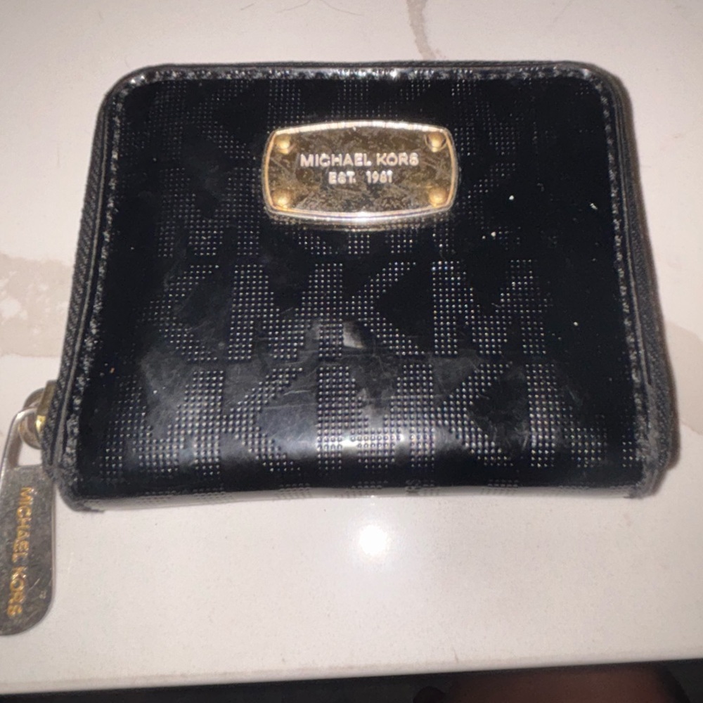 Michael Kors Black and Gold Zipper Wallet (Resellers)( Needs work done)
